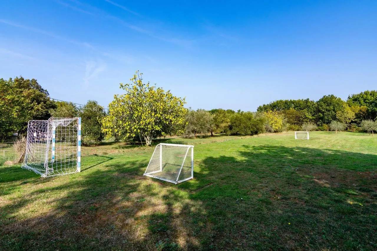 Apartments For Families With Children Banjole, Pula - 2258 Croacia