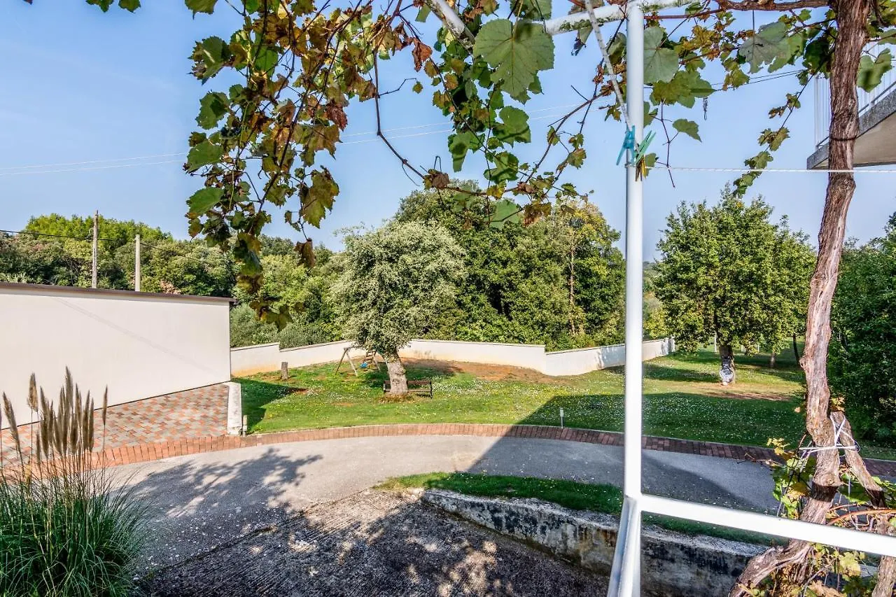 Apartments For Families With Children Banjole, Pula - 2258