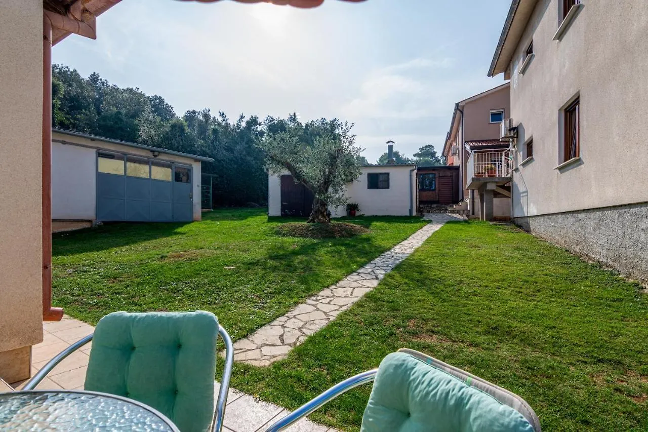 Apartments For Families With Children Banjole, Pula - 2258 0*,  Croacia