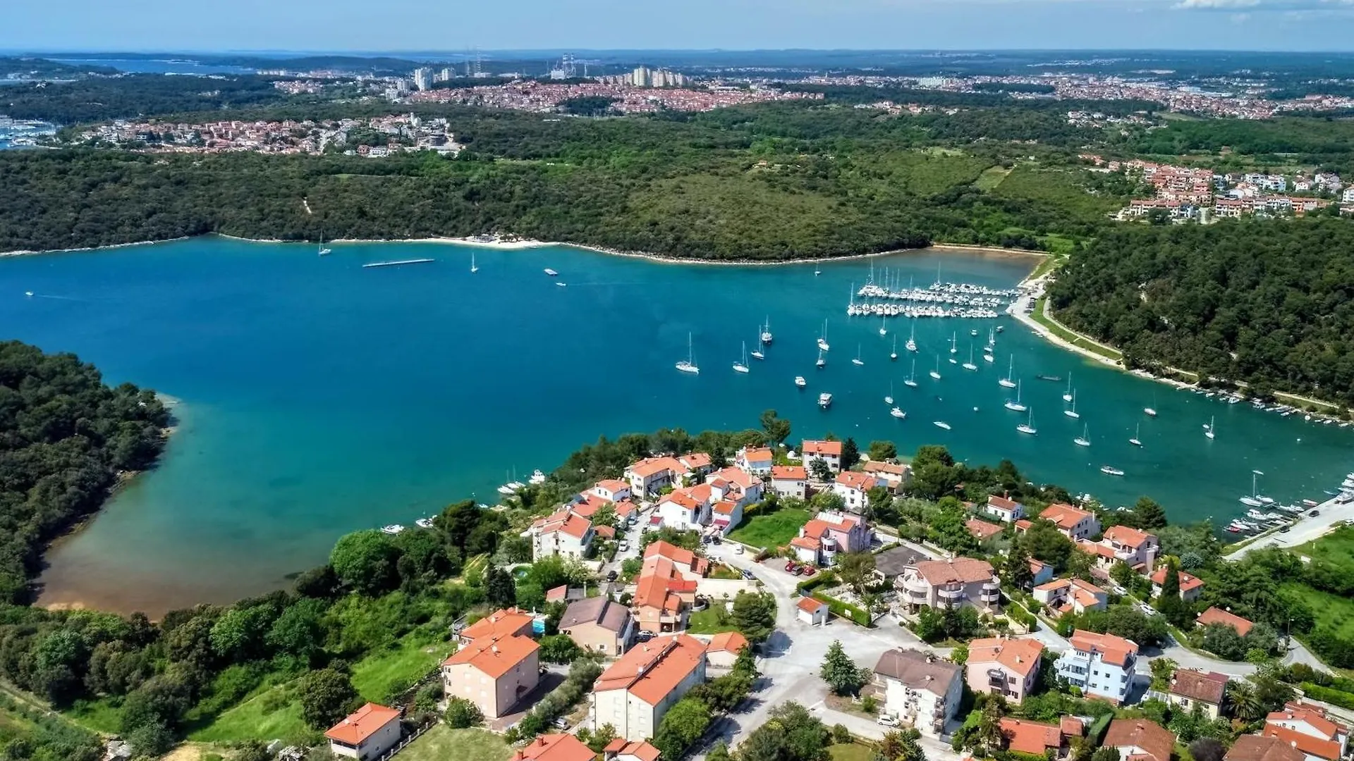 Apartments For Families With Children Banjole, Pula - 2258